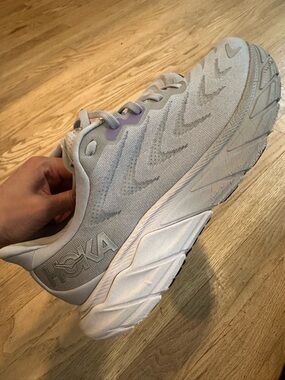 Hoka Arahi 6 Women's Lightweight Neutral Running Shoe - Light Gray